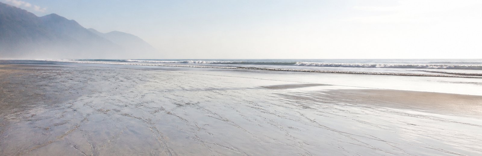 海邊礁岩，浪花打在岩石上