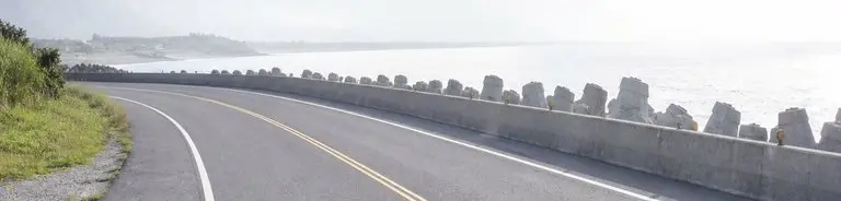 同一段濱海公路再往前一些，海堤上的消波塊延伸向遠方