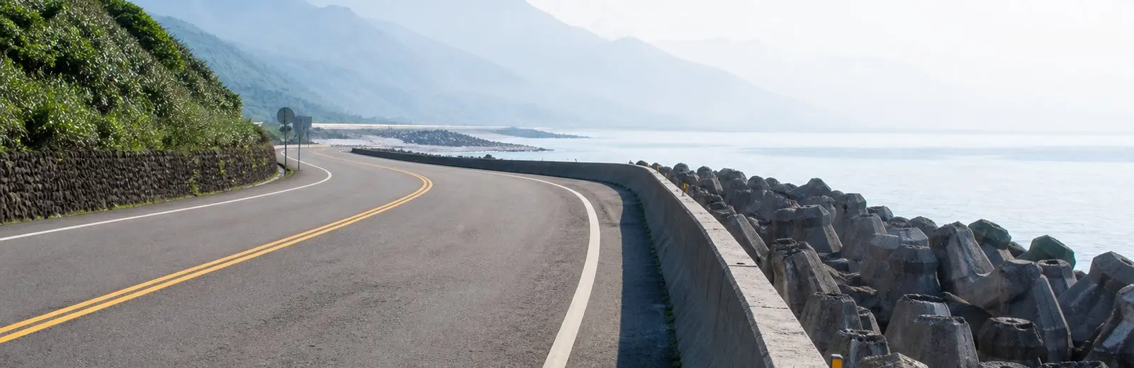 早上九點的濱海公路，路旁堆著整排消波塊