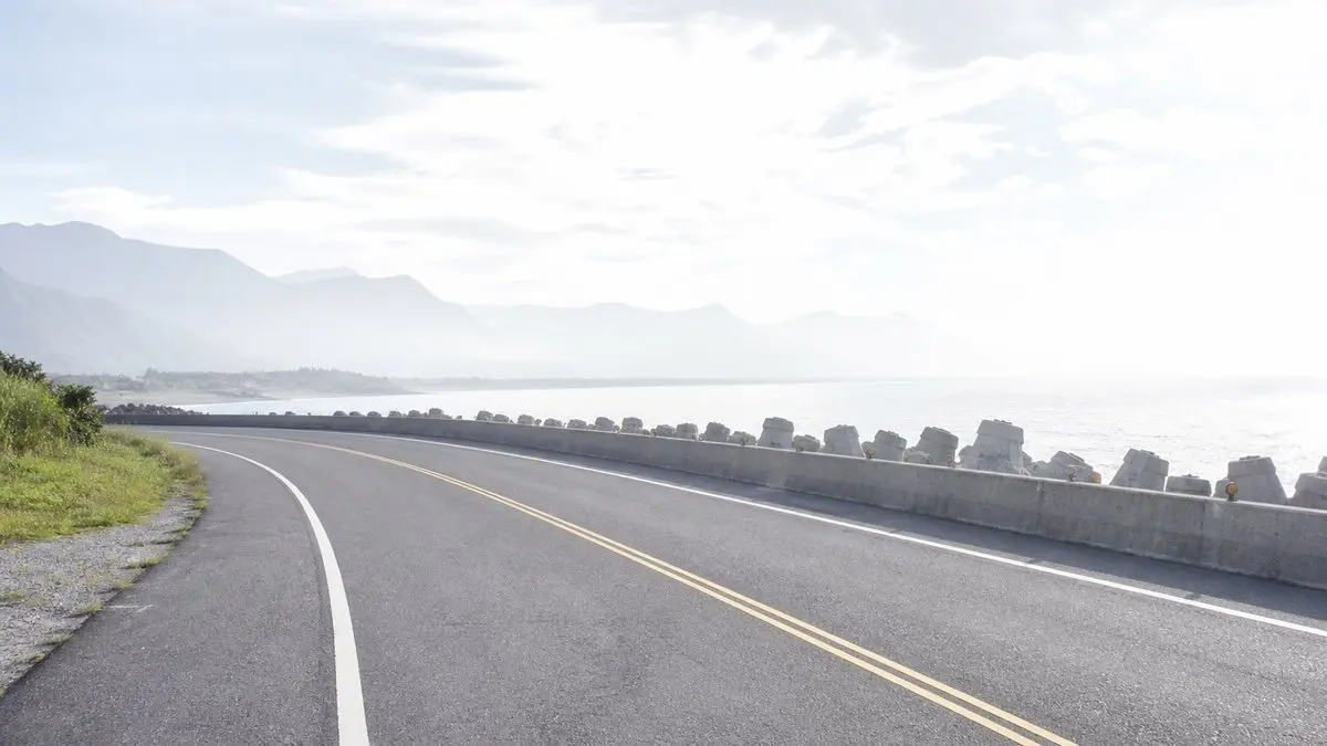 清晨的海岸公路，護岸上排著消波塊